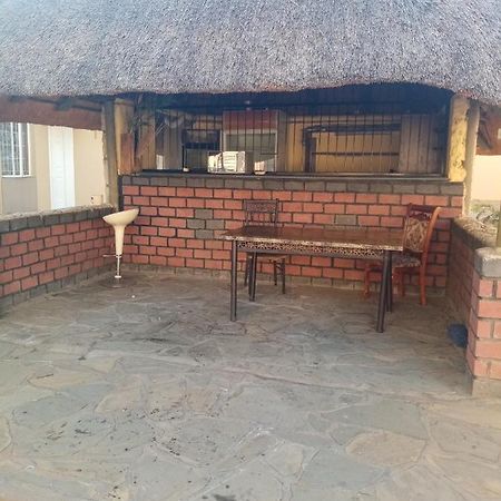 Mongilo Guesthouse Windhoek Bagian luar foto